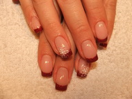 zselés műköröm akril díszítéssel